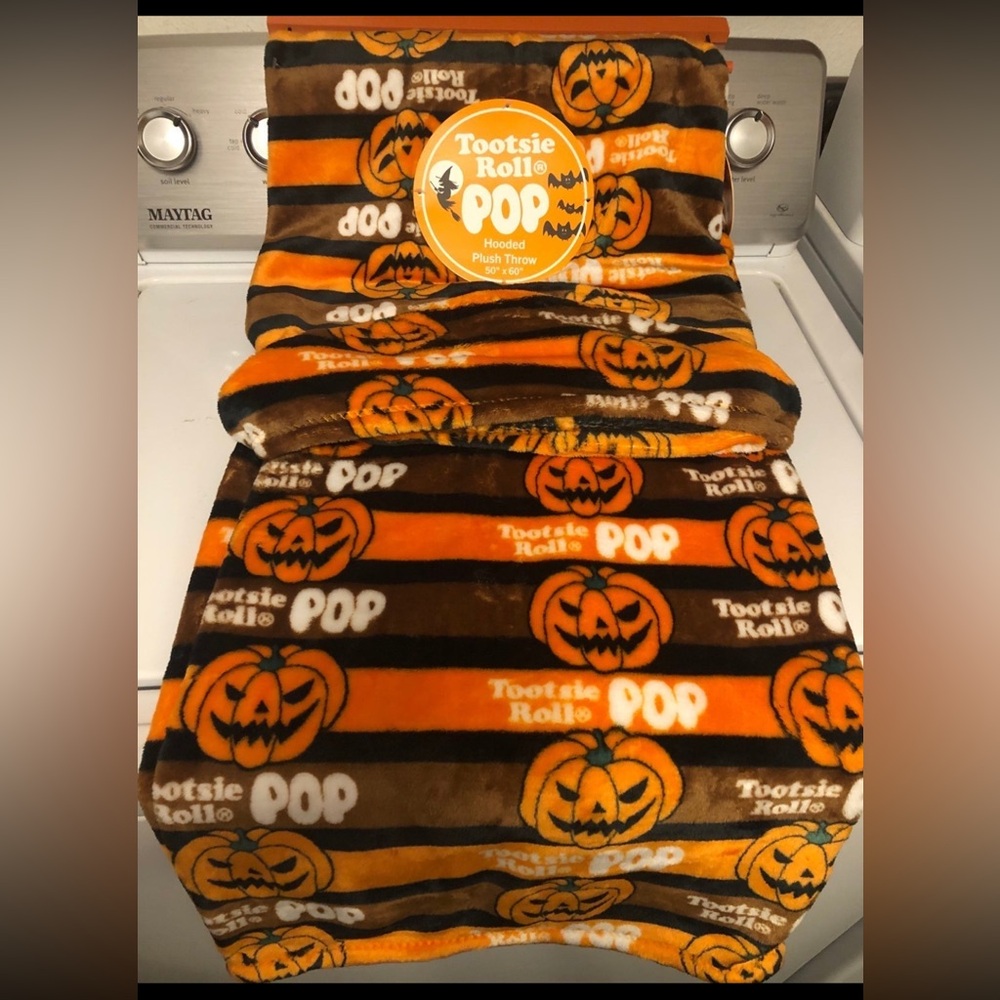 Tootsie Roll Pop Halloween Striped Pumpkin Hooded Throw Blanket NWT